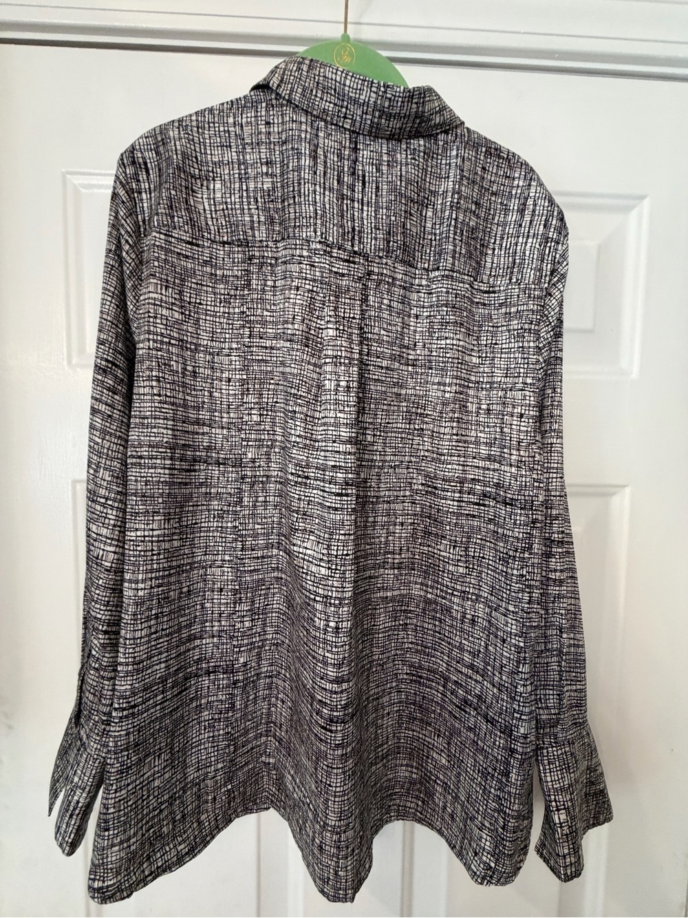 Banana Republic women’s size XL black n  White geometric print Button-Up Blouse - Picture 4 of 9